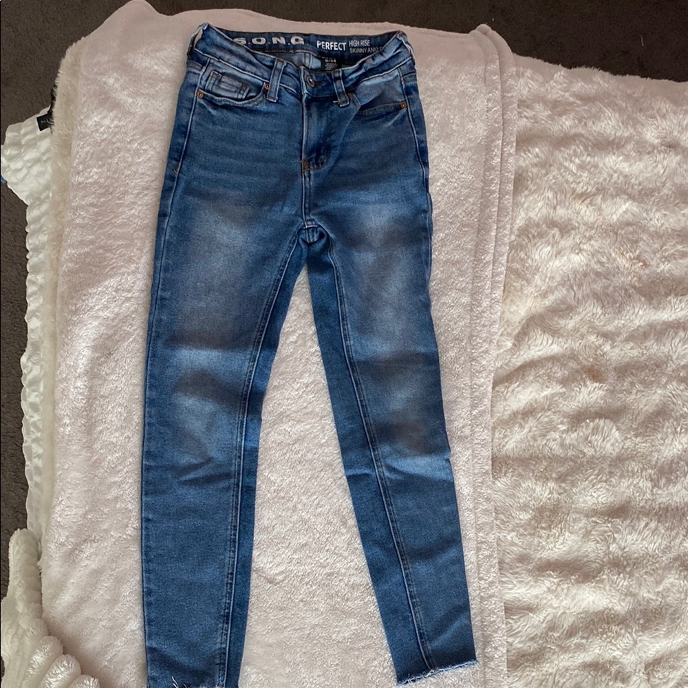High Rise Blue Jeans with Classic Design